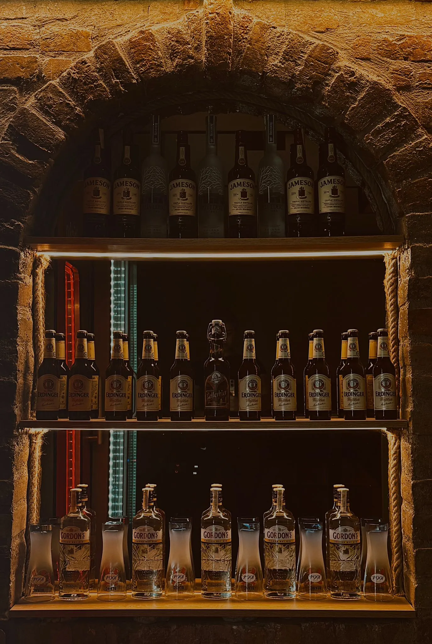 Elegantni bar sa modernim ambijentom